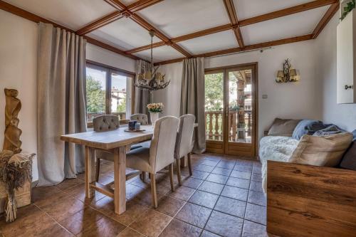 une salle à manger avec une table et des chaises en bois dans l'établissement Panorama du Mont-Blanc- Spacious and ideally located 1 bedroom apartment, à Chamonix-Mont-Blanc