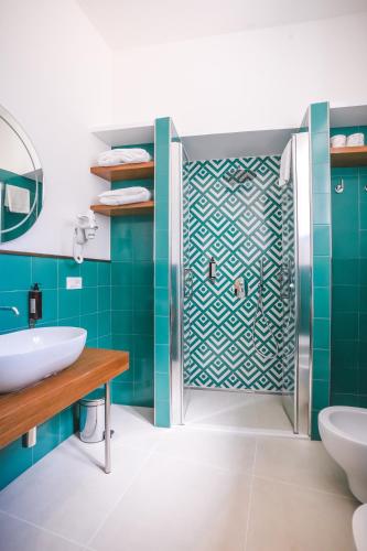 Un baño de Cafè Latino Suites