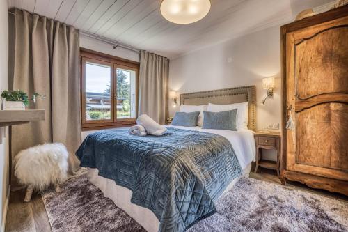 une chambre avec un lit et une fenêtre dans l'établissement Panorama du Mont-Blanc- Spacious and ideally located 1 bedroom apartment, à Chamonix-Mont-Blanc