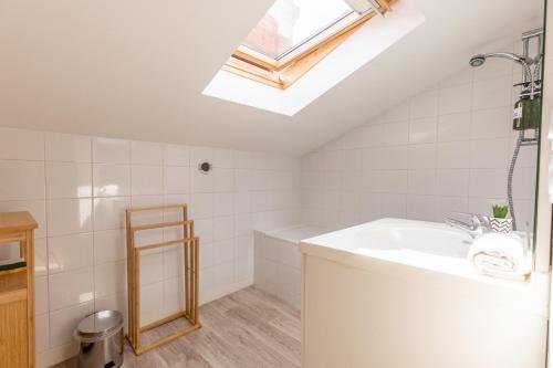 La salle de bains est pourvue d'un lavabo et d'une lucarne. dans l'établissement F3 Duplex lumineux Amazonia Hypercentre Lamartine 203, à Clermont-Ferrand
