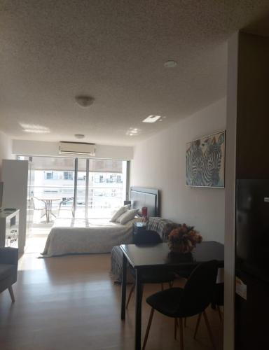 Edificio Go Pocitos في مونتيفيديو: غرفة معيشة بها أريكة وطاولة