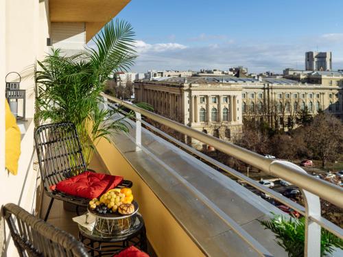 Bright 2BR Flat - Palace Hall - Charming Balcony