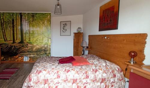 - une chambre avec un lit et une peinture murale dans l'établissement Un moment de douceur, à Nancy