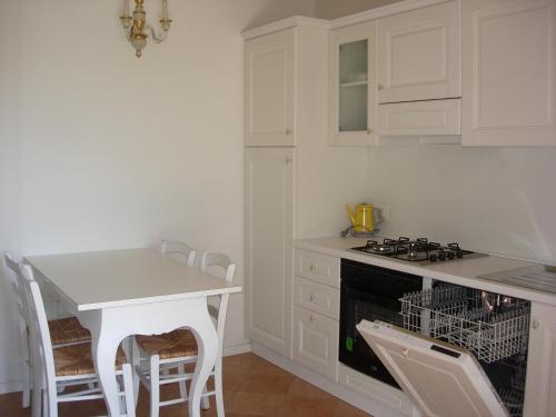 a kitchen with a stove and a table with chairs at Agriturismo Maso Bergot in Arco