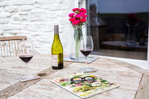 ポート・アイザックにあるPolgarthのワイン1本とグラス2杯付きのテーブル