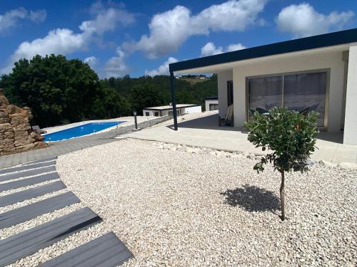 The swimming pool at or close to Quinta Estrela d'Alva