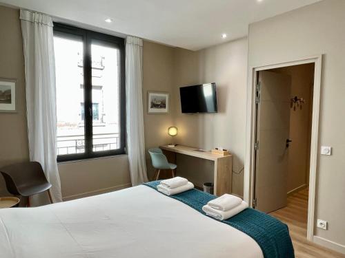 ein Hotelzimmer mit einem Bett und einem Fenster in der Unterkunft Le Five Tellier - Monkey in Reims