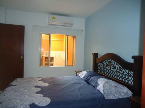 um quarto com uma cama azul e uma janela em Apartamento amoblado Neiva¡! capacidad 2 personas em Neiva