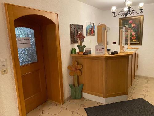 ein Zimmer mit einer Blumenvase neben einer Tür in der Unterkunft Alpenmotel Säuling in Reutte