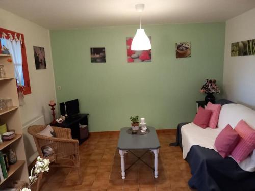 une chambre avec un lit et une table dedans dans l'établissement Gite à 5mn des plages et à 5mn de Granville, à Longueville