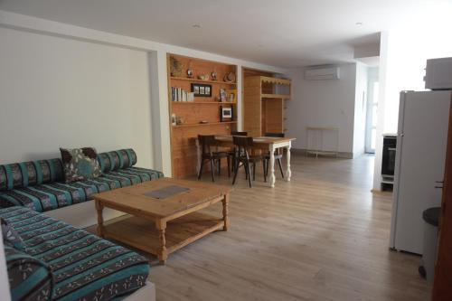 un salon avec un canapé et une table dans l'établissement Logement spacieux au calme - Plage des Chalets, à Gruissan