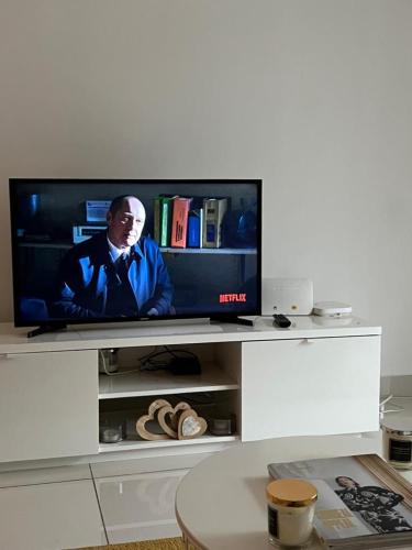 TV a/nebo společenská místnost v ubytování ‪Luxury One Bed Apt w/Balcony in Cantonment