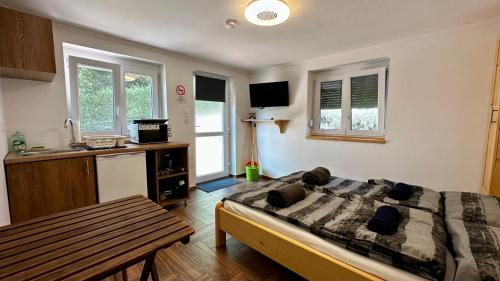 1 dormitorio con 1 cama y cocina con ventanas en Chill House en Orfű
