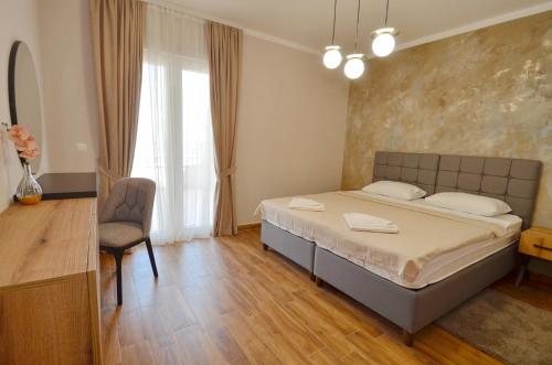 sypialnia z łóżkiem i krzesłem w obiekcie Boka Devine Residence w Kotorze
