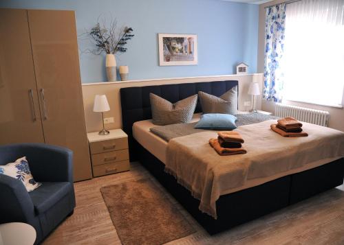 ein Schlafzimmer mit einem großen Bett und einem Stuhl in der Unterkunft Ferienhaus im Gurkengässchen in Lübbenau