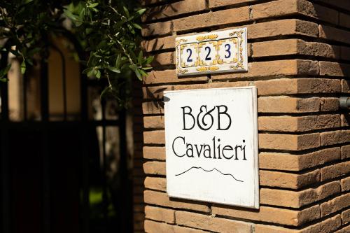 サン・フェリーチェ・チルチェーオにあるB&B Cavalieriの大峡谷を読む煉瓦の壁の看板