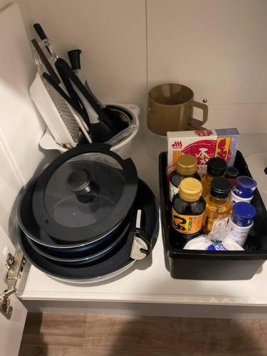 a pans sitting on a counter in a refrigerator at 箱根湯本から一駅。大正〜昭和の家具に囲まれた、緑香るウッドテラスのある宿。高台から小田原の街を一望　 in Odawara