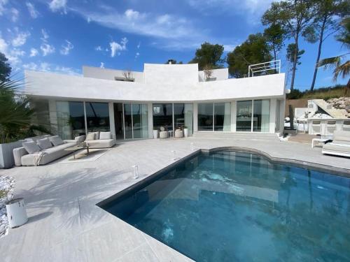 a swimming pool in front of a house at Villa design vue panoramique in Grabels