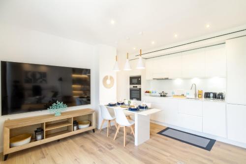MARBELLA BANUS SUITES - Puerto Banús, Playas del Duque Beachside Residential, 2BD -2BA, Direct Beach & P Banús Access, 35,000 m2 Gardens, 3 Pools- 2 Onsite Restaurants- Ideal for Families