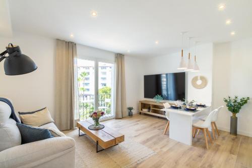 MARBELLA BANUS SUITES - Puerto Banús, Playas del Duque Beachside Residential, 2BD -2BA, Direct Beach & P Banús Access, 35,000 m2 Gardens, 3 Pools- 2 Onsite Restaurants- Ideal for Families