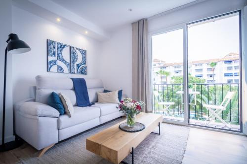 MARBELLA BANUS SUITES - Puerto Banús, Playas del Duque Beachside Residential, 2BD -2BA, Direct Beach & P Banús Access, 35,000 m2 Gardens, 3 Pools- 2 Onsite Restaurants- Ideal for Families