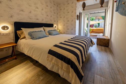 Un dormitorio con una cama grande y una ventana en casaplayasanxenxo, en Sanxenxo