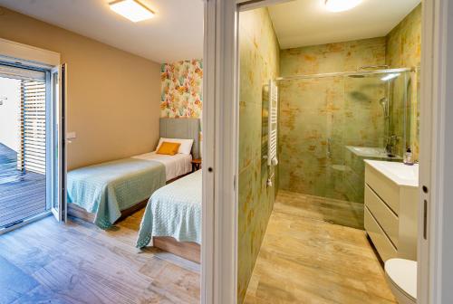 a bathroom with two beds and a shower at casaplayasanxenxo in Sanxenxo