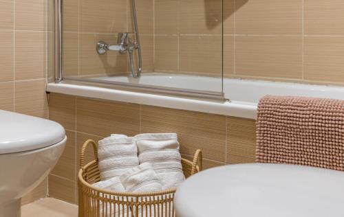 een badkamer met een toilet, een bad en handdoeken bij Nora Nice in Moraira