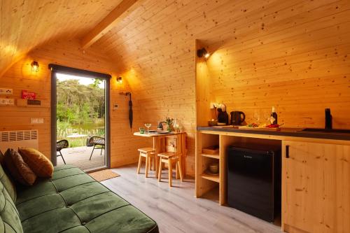 een blokhut met een keuken en een woonkamer bij Kampinastaete, hippe cottages midden in natuurgebied de Kampina Oisterwijk in Oisterwijk