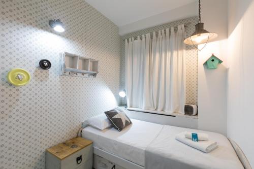 um pequeno quarto com 2 camas e uma janela em Astoria - baskeyrentals em San Sebastián