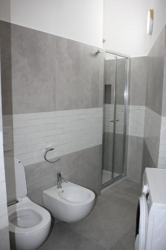 W łazience znajduje się toaleta, prysznic i umywalka. w obiekcie La Mia Villa w mieście Ceglie Messapica