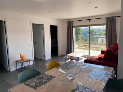 uma sala de estar com uma mesa e um sofá em Quinta Estrela d'Alva em Alcobaça