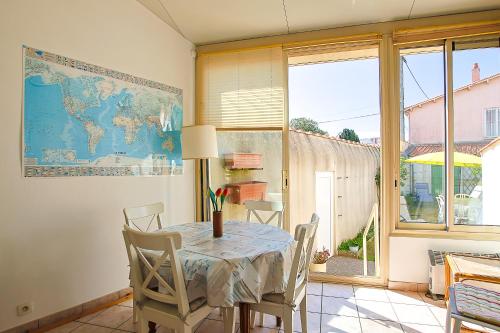 une salle à manger avec une table et des chaises dans l'établissement Villa Rosella, à Les Sables-dʼOlonne