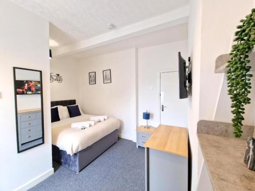 Schlafzimmer mit einem Bett und einem Spiegel in der Unterkunft St Johns House in Burnley