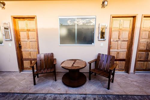 a table and two chairs in a room at Suites em Jabaquara, Paraty in Paraty