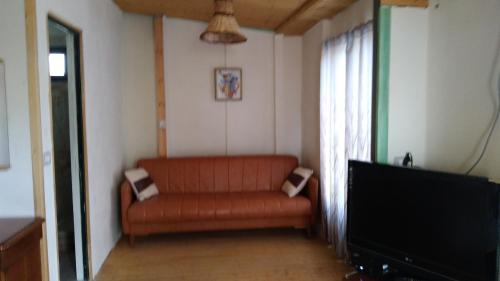 sala de estar con sofá y TV de pantalla plana en Maxola's Dream Orikum, en Orikum