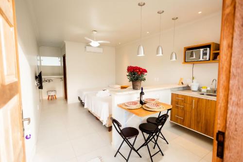 a room with a bed and a table with chairs at Suites em Jabaquara, Paraty in Paraty