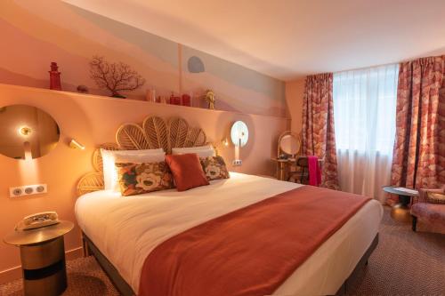 a bedroom with a large bed in a room at Hotel Indigo Bordeaux Centre Chartrons, an IHG Hotel in Bordeaux