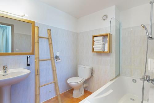 une salle de bain avec toilettes, lavabo et douche dans l'établissement Duplex à La Marina, à Saint-Raphaël