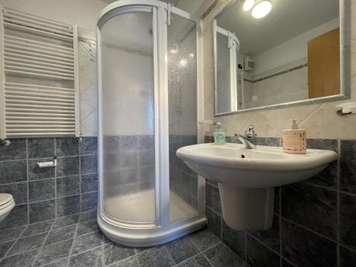 ein Bad mit einer Dusche und einem Waschbecken in der Unterkunft 078 Trilocale Baldino, Pinzolo in Pinzolo