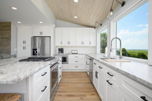 Η κουζίνα ή μικρή κουζίνα στο Beach Buzz by Oak Island Accommodations