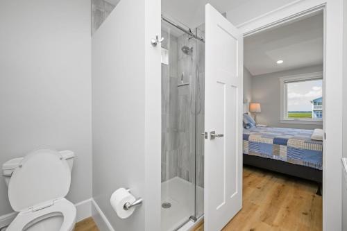 Ένα μπάνιο στο Beach Buzz by Oak Island Accommodations