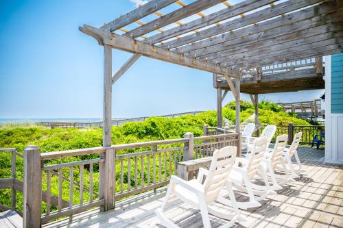 Μπαλκόνι ή βεράντα στο Beach Buzz by Oak Island Accommodations