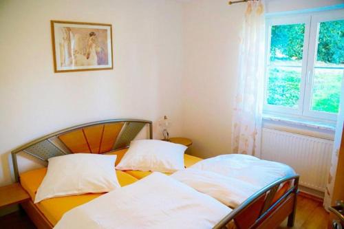 um quarto com 2 camas e uma janela em Landhaus Straßer em Hengnau