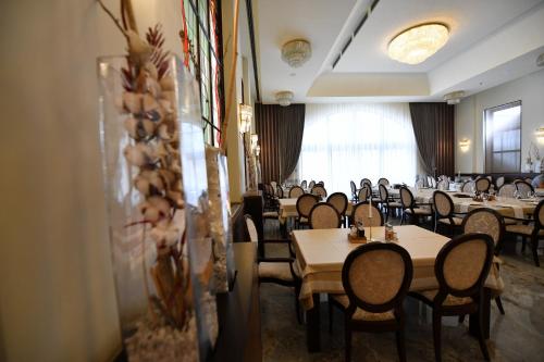 a restaurant with tables and chairs in a room at Hotel Beograd in Čačak