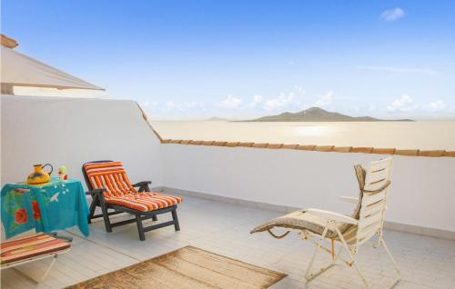 einen Balkon mit Stühlen und einem Tisch sowie Blick auf die Wüste in der Unterkunft Cozy Home In San Javier With Wifi in San Javier