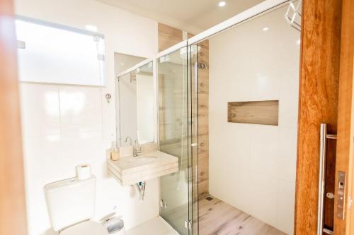 a bathroom with a sink and a shower at Suites em Jabaquara, Paraty in Paraty