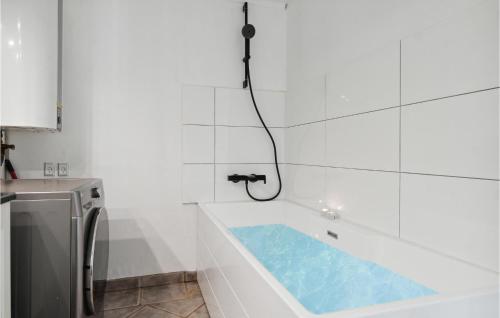Et badeværelse på 2 Bedroom Amazing Home In Holbk