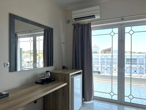 una cucina con specchio e ampia finestra di Zilean apartments by Airstay a Spata