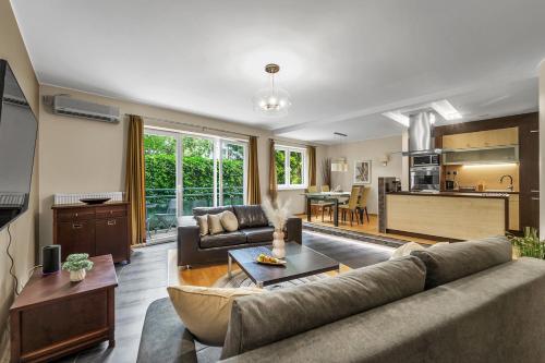 90m2 Prestige Suite - Parking & Jacuzzi & AirCon by Rentujemy